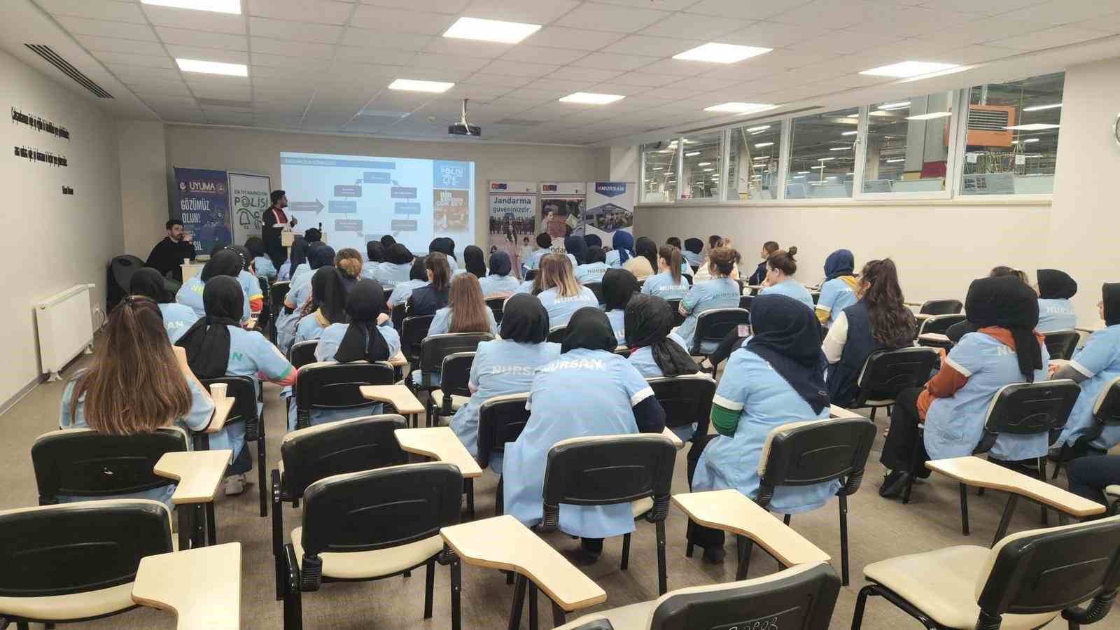 Tavşanlı’da 92  kadın işçiye dijital bağımlılık ve siber zorbalık konularında eğitim