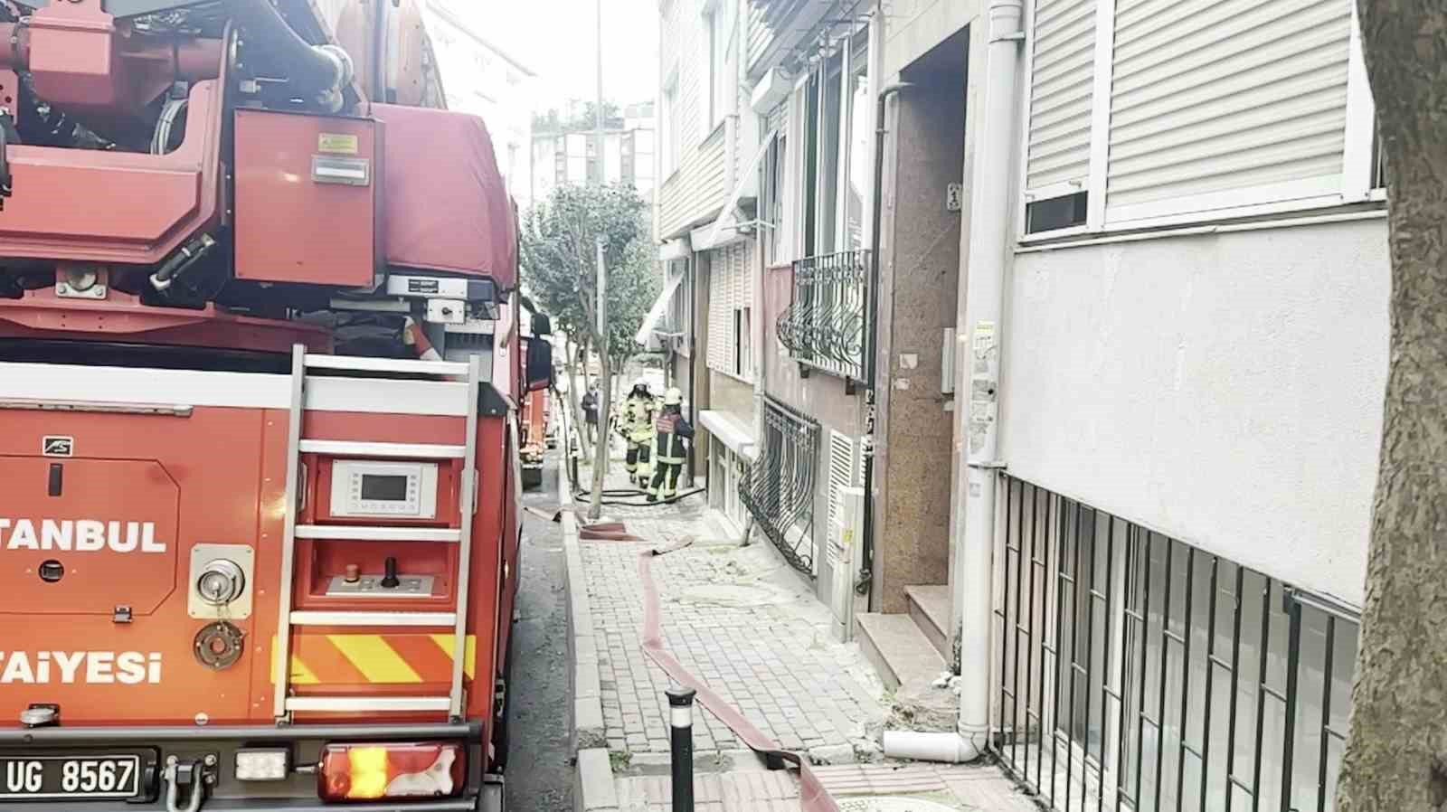 Şişli’de 4 katlı bir binada yangın paniği: Yaşlı kadın dumandan etkilendi