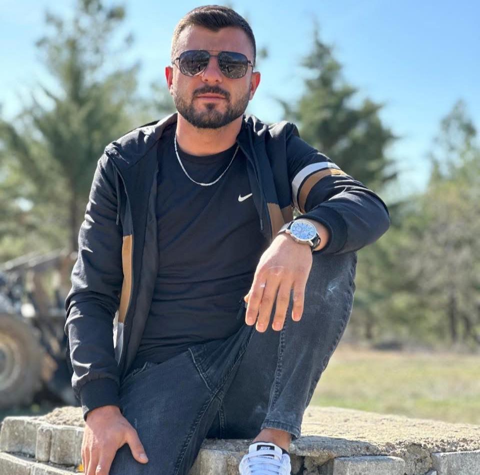 Öldürülen genç aldığı iki bıçak darbesine rağmen karşı tarafın peşinden gitti