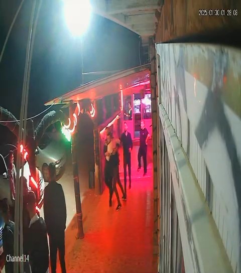 &Ouml;ld&uuml;r&uuml;len gen&ccedil; aldığı iki bı&ccedil;ak darbesine rağmen karşı tarafın peşinden gitti
