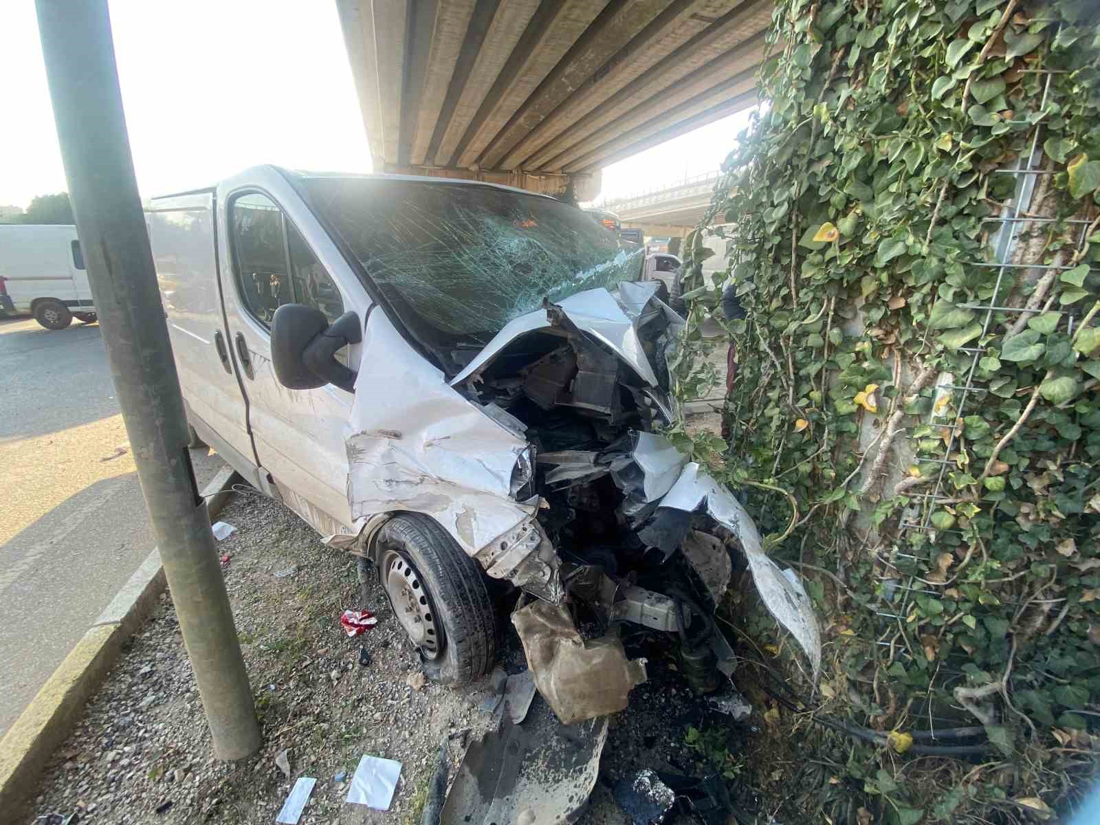 Antalya’da iki araç çarpıştı: 1 ağır yaralı