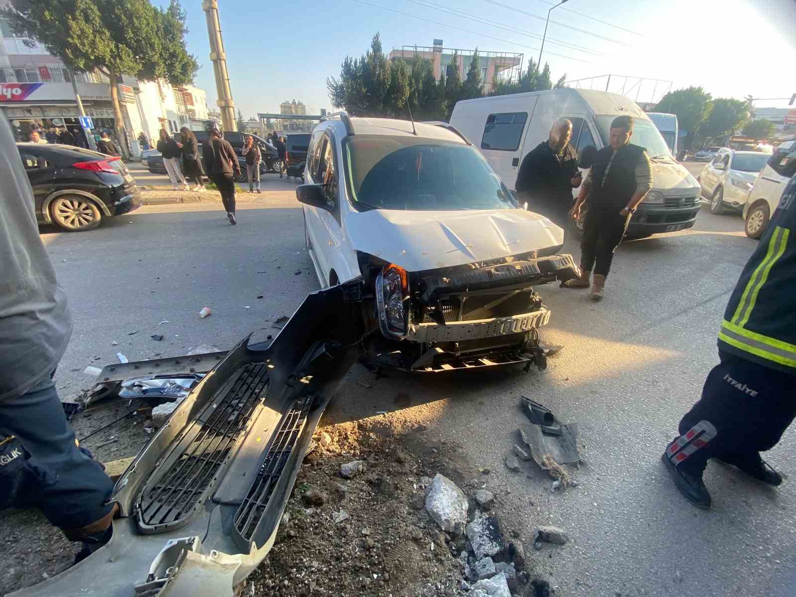 Antalya&rsquo;da iki ara&ccedil; &ccedil;arpıştı: 1 ağır yaralı
