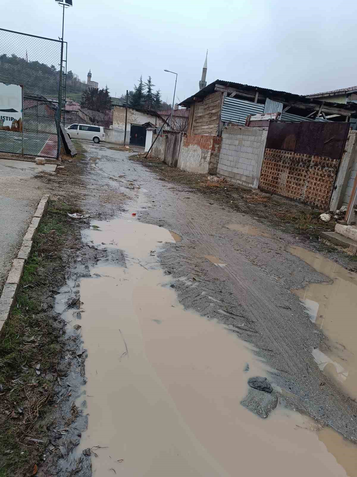 Mahalle sakinlerinden CHP&rsquo;li Zile Belediyesine acil &ccedil;&ouml;z&uuml;m &ccedil;ağrısı
