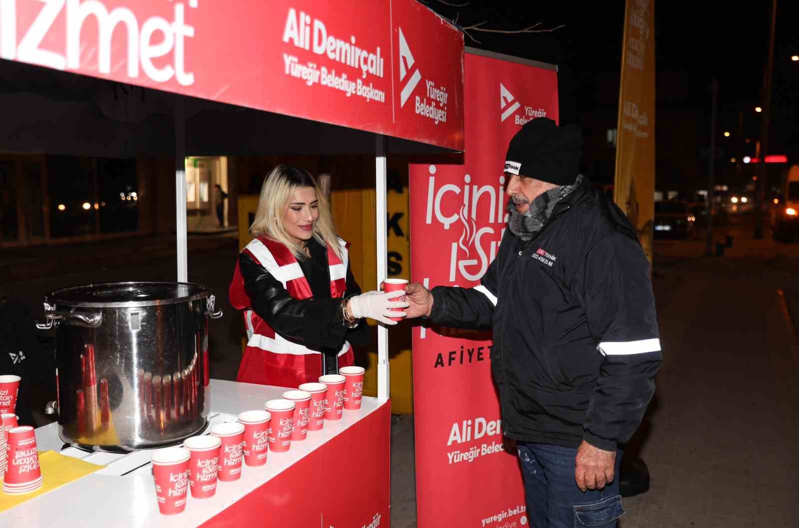 Yüreğir Belediyesi, ilçenin 5 farklı noktasında ücretsiz sıcak çorba dağıtımına başladı