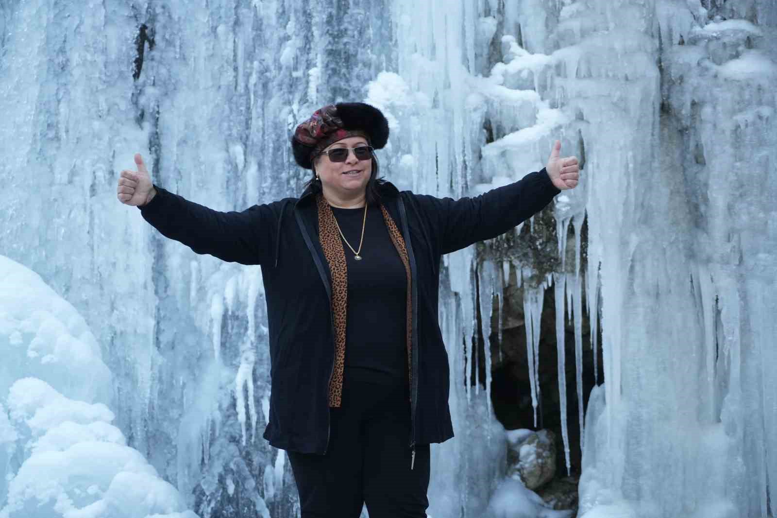 &Ccedil;ar &Ccedil;ayı Şelalesi buz sarkıtlarıyla g&ouml;z kamaştırıyor
