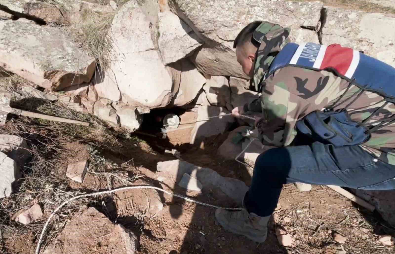 Jandarma definecileri kazdıkları kuyudan iple çekerek çıkardı