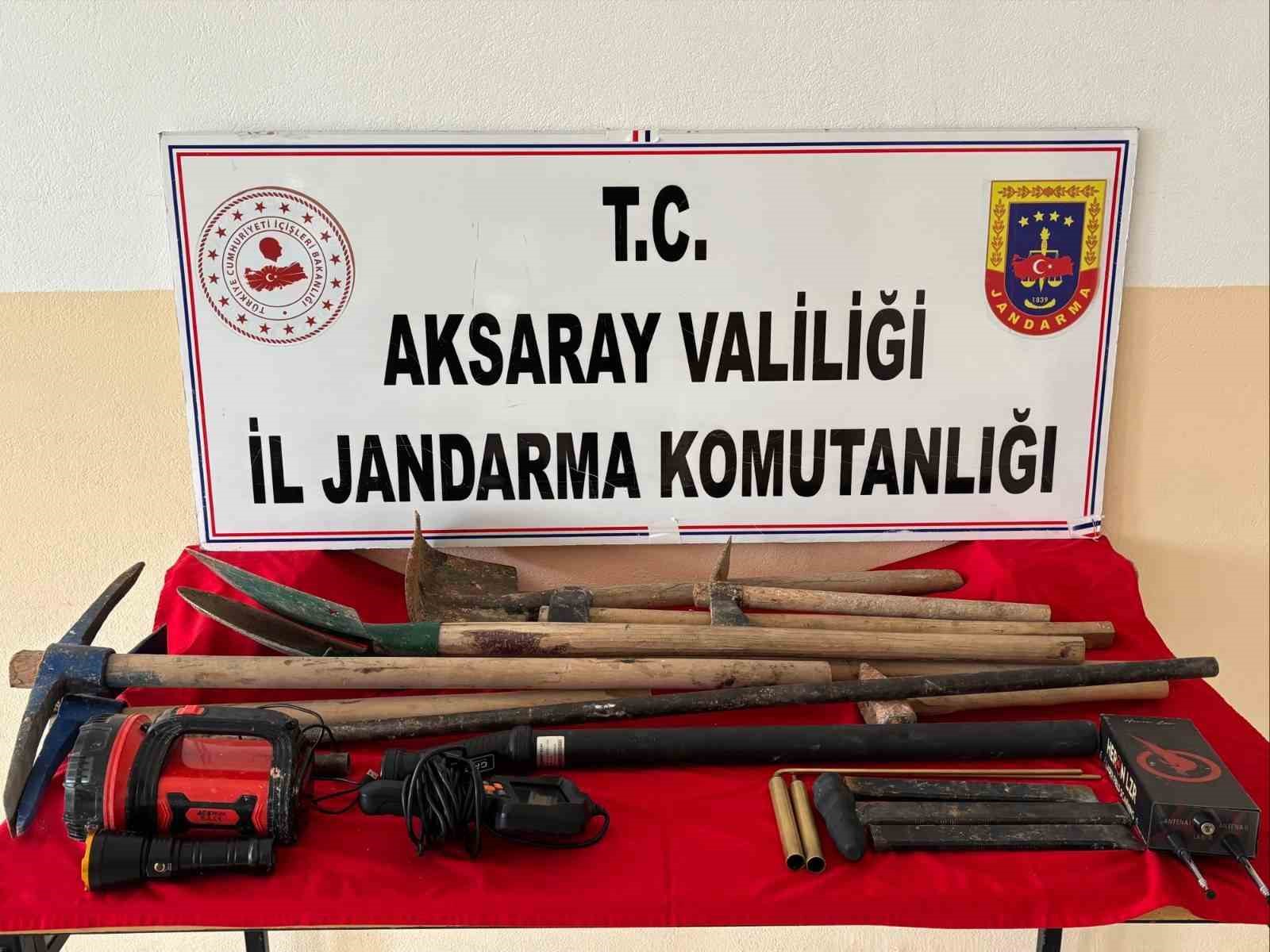 Jandarma definecileri kazdıkları kuyudan iple &ccedil;ekerek &ccedil;ıkardı
