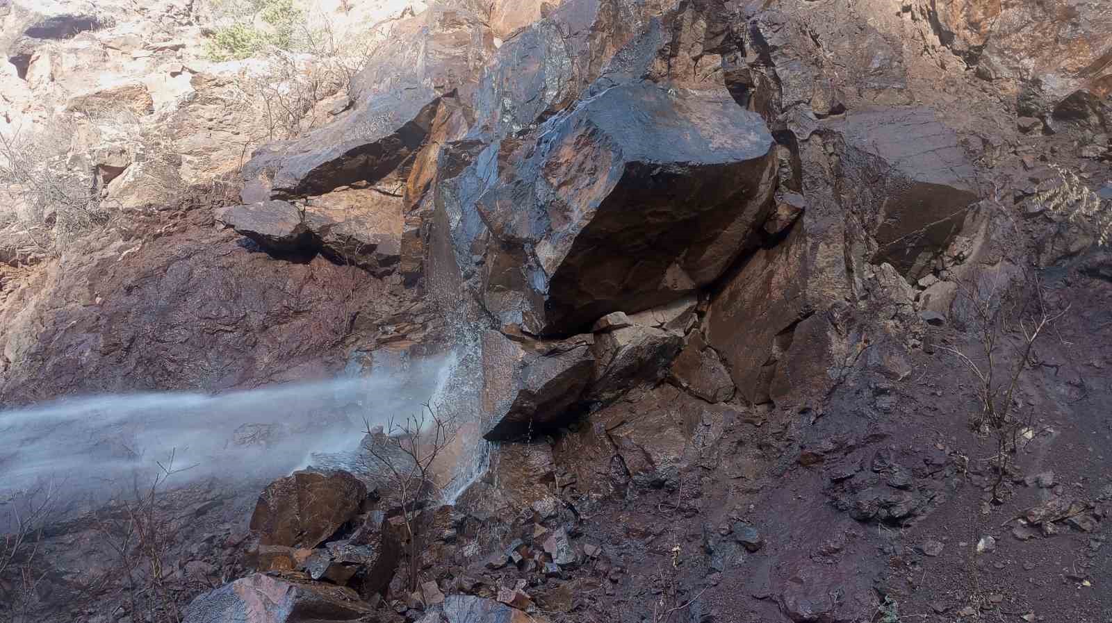 Heyelanlı sahayı itfaiye suyu ile ulaşıma açtılar