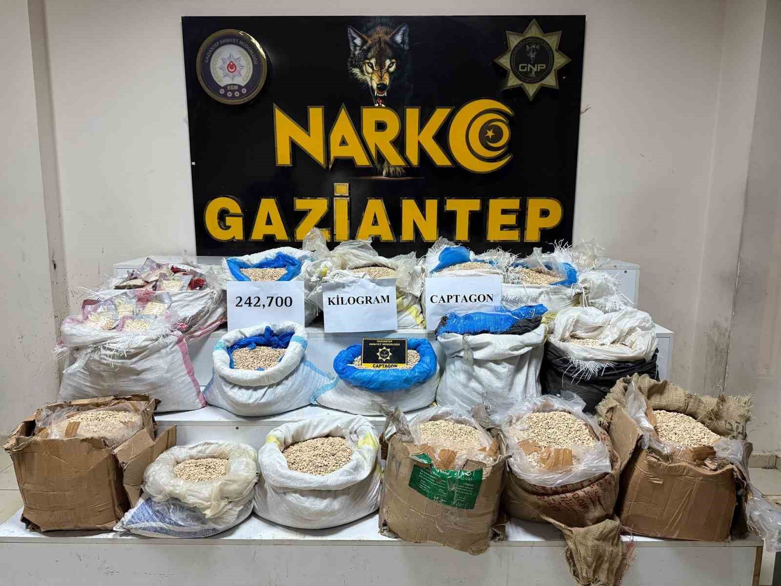 Gaziantep’te operasyon yapılan araçtan çuvallar dolusu uyuşturucu çıktı