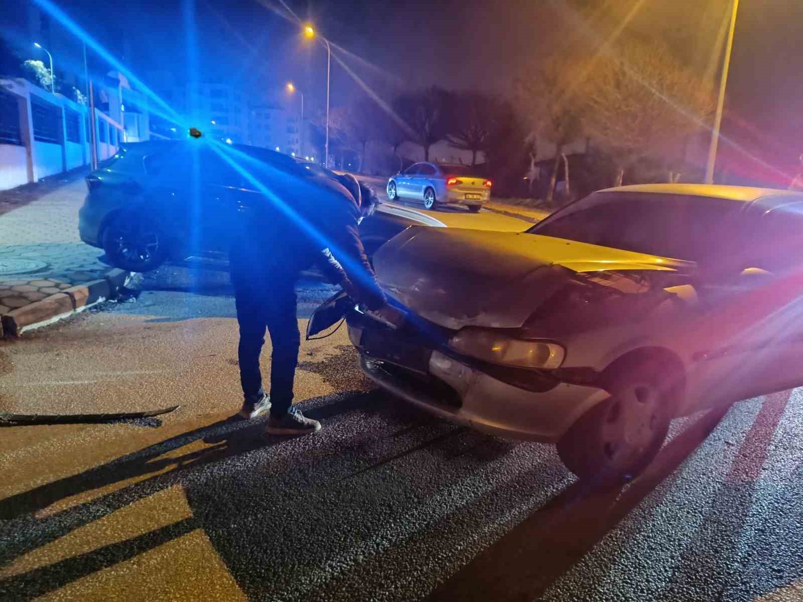Kavşakta 2 ara&ccedil; &ccedil;arpıştı: 1 yaralı
