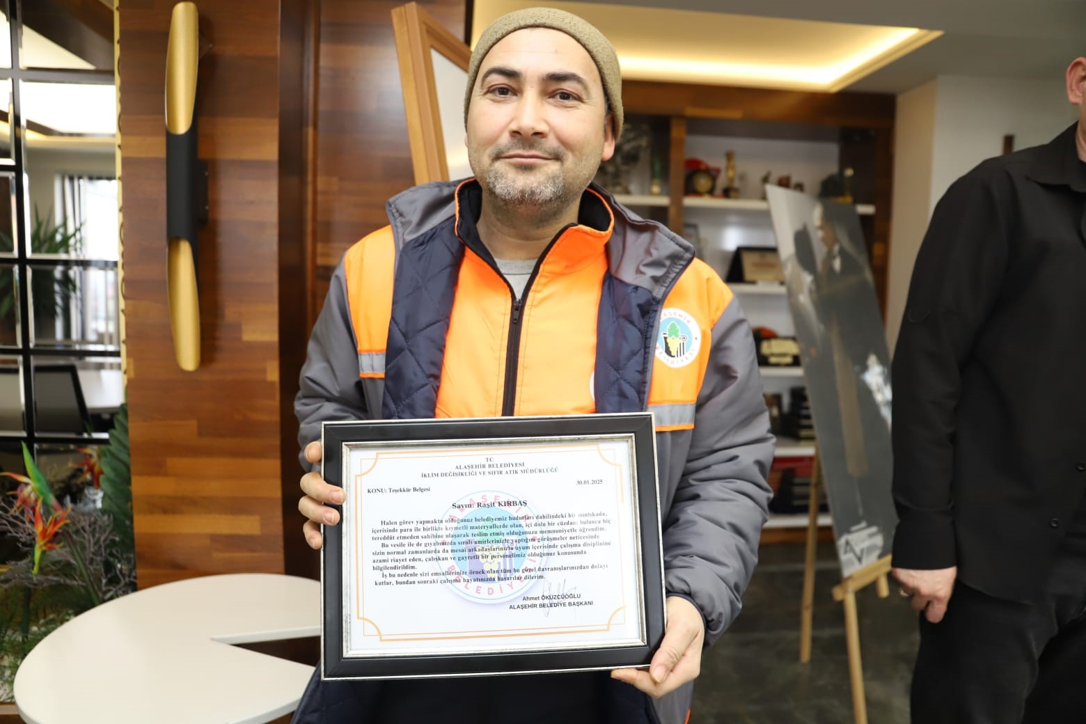 Alaşehirli iş&ccedil;iden, &rsquo;İnsanlık &ouml;lmemiş&rsquo; dedirten &ouml;rnek davranış
