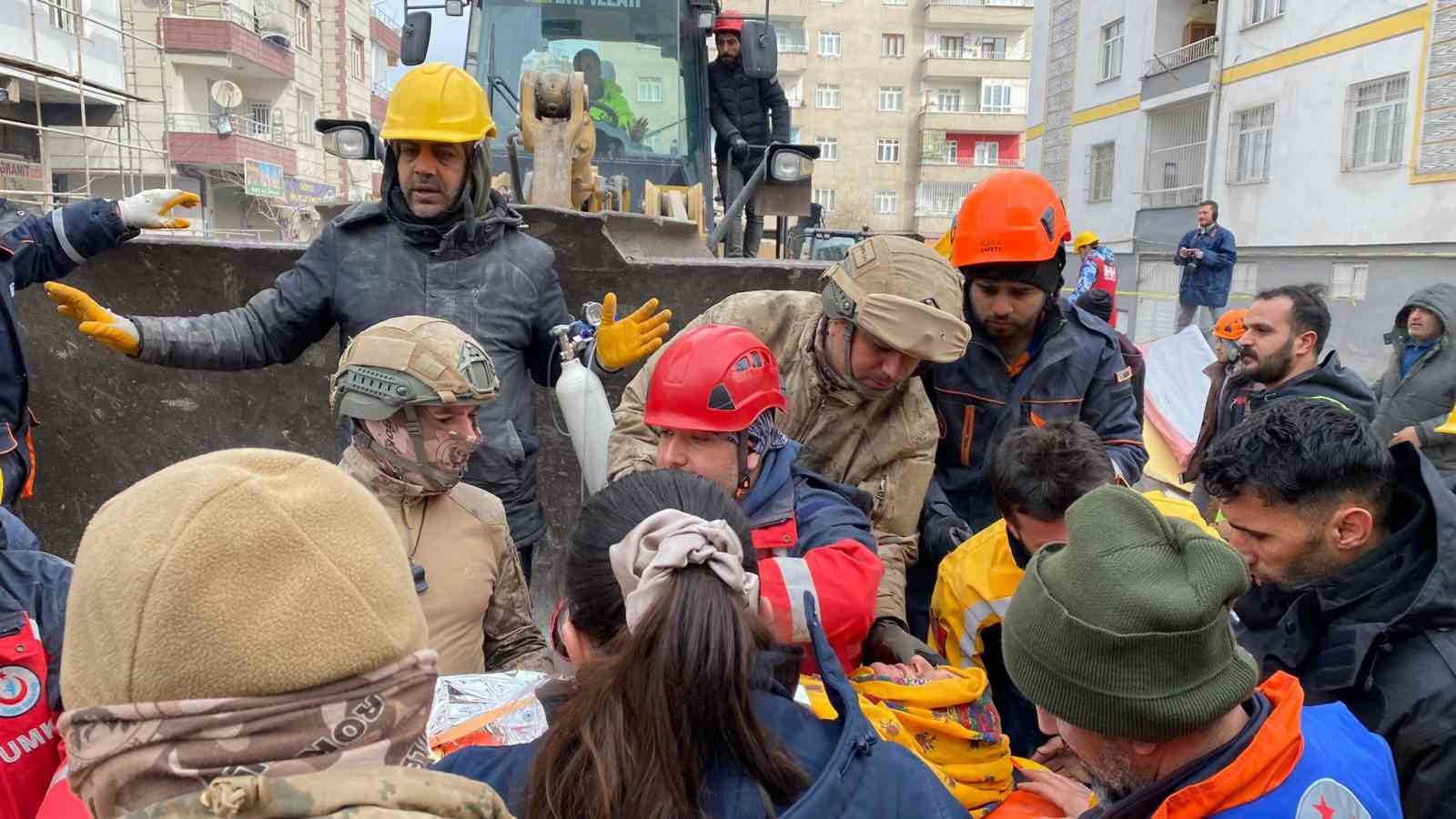 100 kişiye mezar olan apartmandan 56 saat sonra sağ çıkartılmıştı, o anları gözyaşları içinde anlattı
