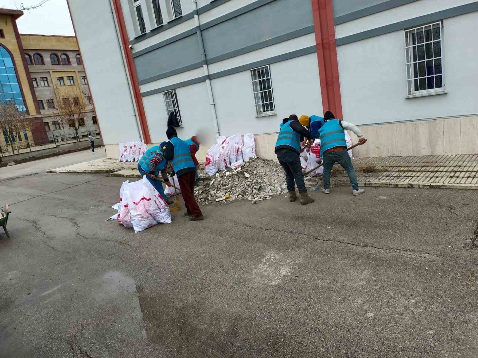 Okulların bakımını yükümlüler yaptı