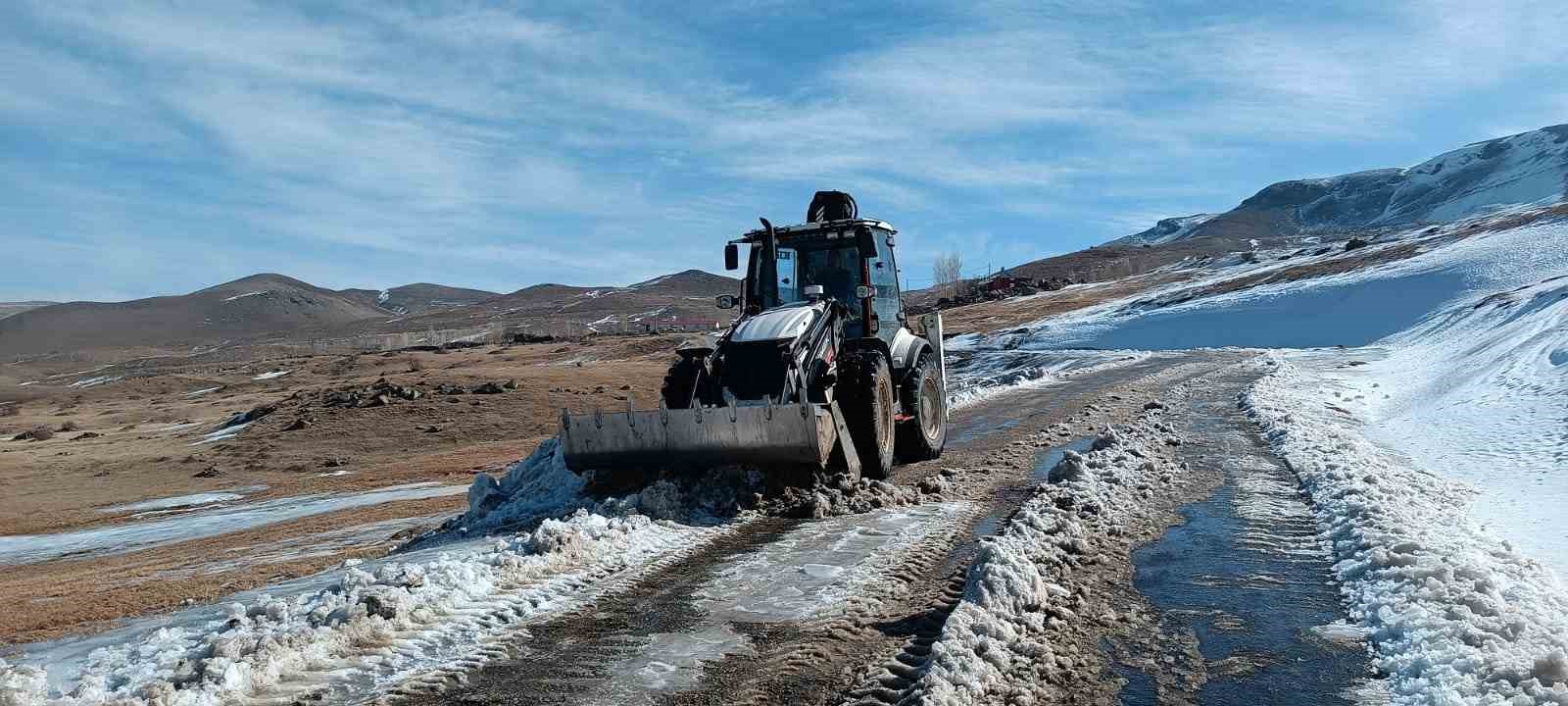 Iğdır&rsquo;ın dağ k&ouml;ylerinde tipi ve buzlanma nedeniyle kapanan yollar a&ccedil;ılıyor
