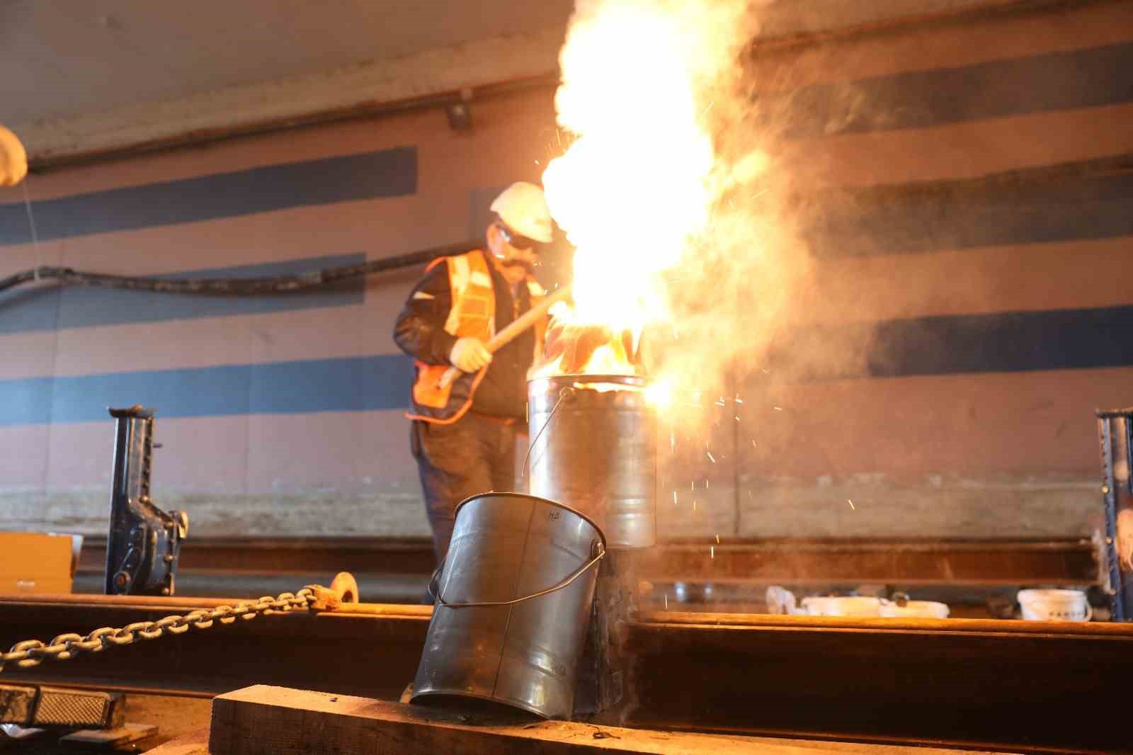 Alikahya tramvay hattında raylar döşeniyor
