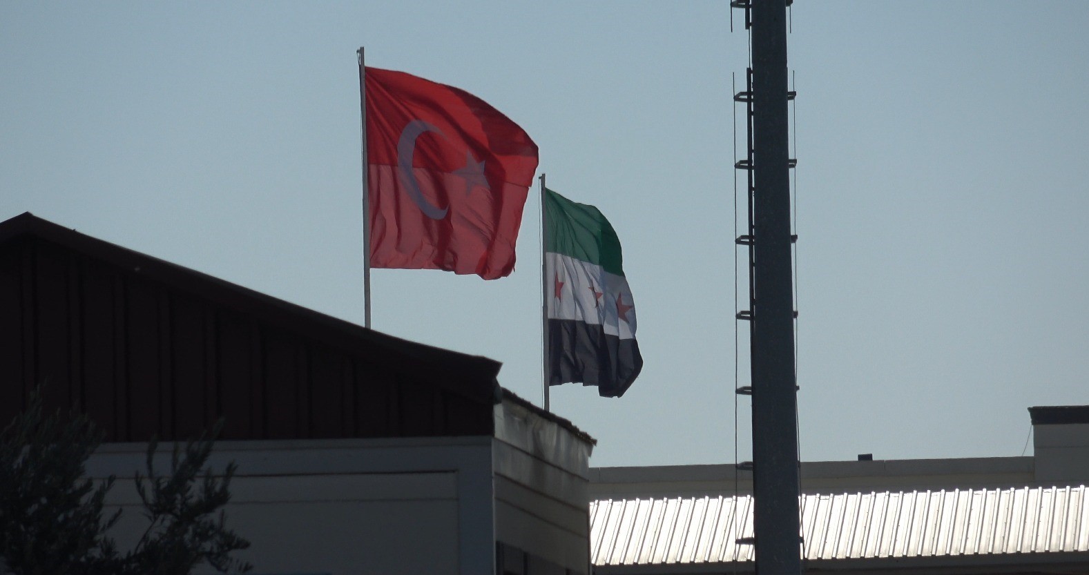 Çobanbey Sınır Kapısı’nda Suriyelilerin ülkelerine dönüş heyecanı sürüyor