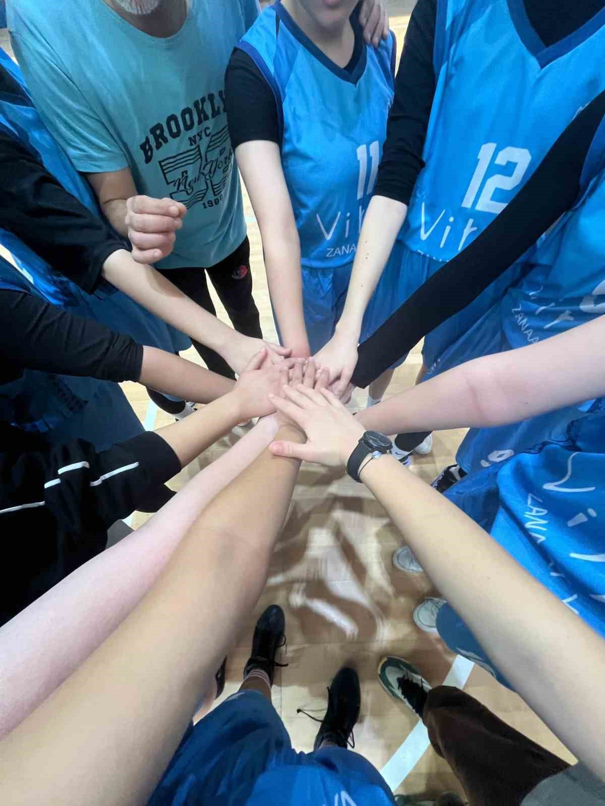 Tavşanlı &Ccedil;ınar Spor Kul&uuml;b&uuml; U18 Kız Basketbol takımı K&uuml;tahya il ikincisi oldu
