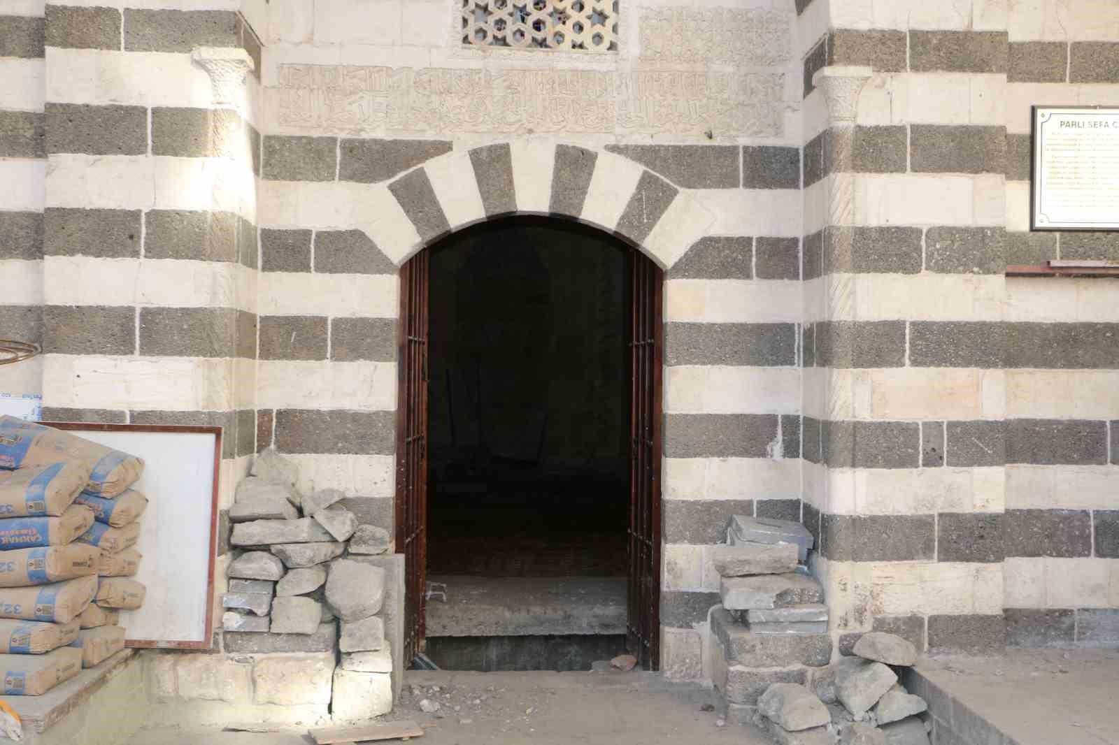 Depremlerde hasar gören tarihi yapılar restore ediliyor