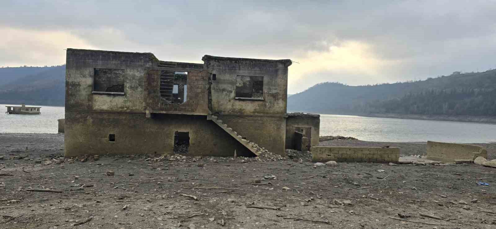 Kızılcapınar Barajı’nda sular çekilince terk edilmiş yapılar ortaya çıktı
