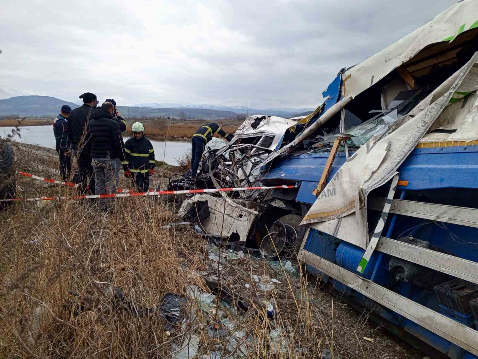 İki tır kafa kafaya &ccedil;arpıştı: 1 &ouml;l&uuml;, 2 yaralı
