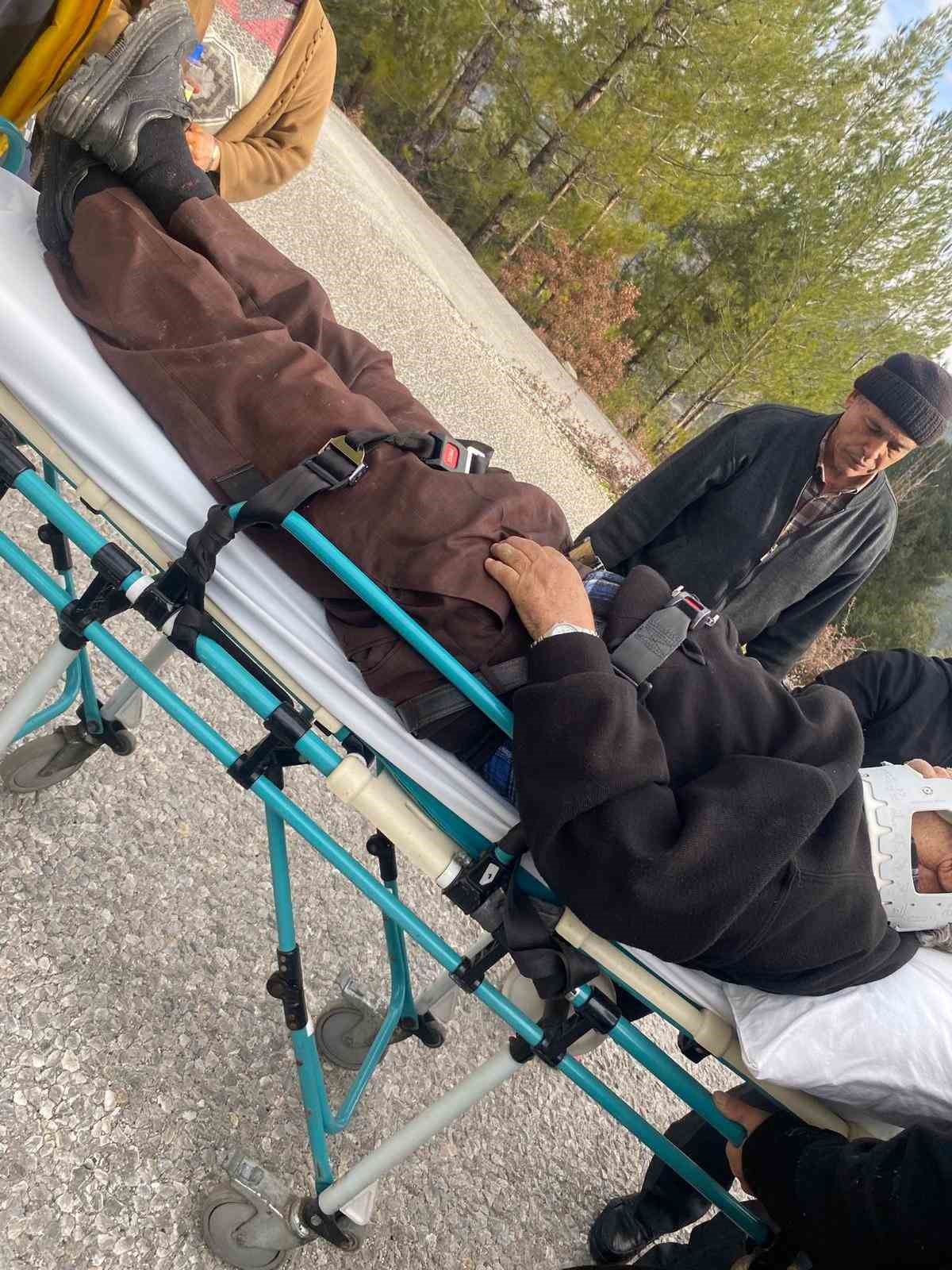 Uçuruma yuvarlayan araçta 3 kişi yaralandı