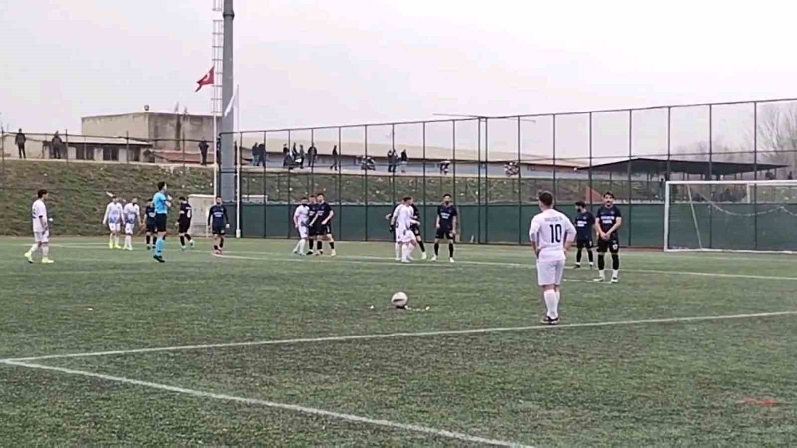 Eşiyle birlikte futbol maçı yönetti
