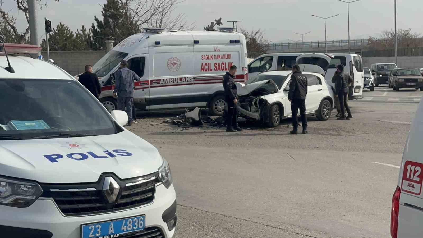 Elazığ’da ambulans ile otomobil çarpıştı: 2 yaralı
