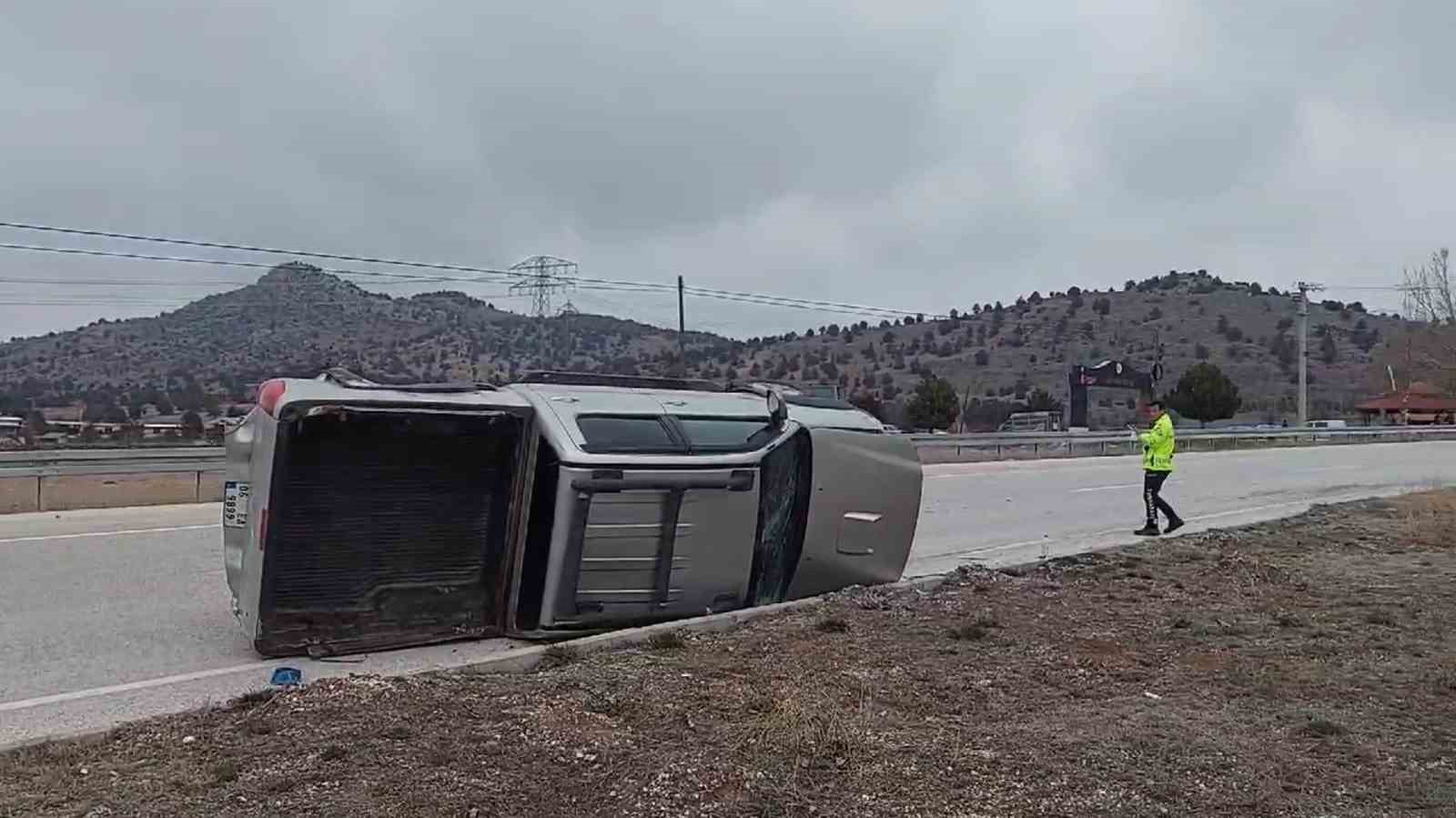 Kamyonet ile çarpışan hafif ticari araç takla attı: 3 yaralı
