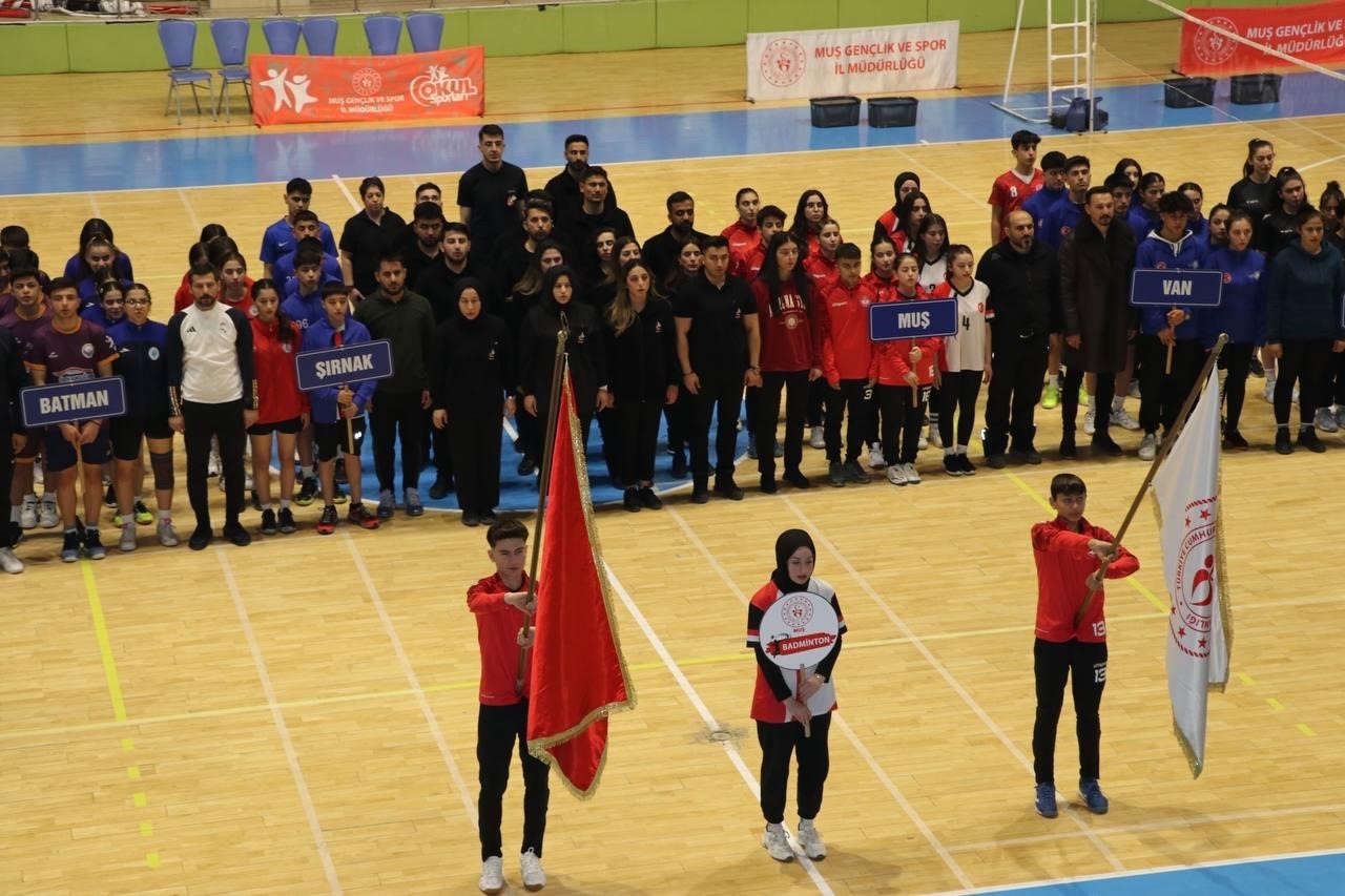 Muş’ta ’Okul Sporları Badminton Gençler Grup Müsabakaları’ başladı
