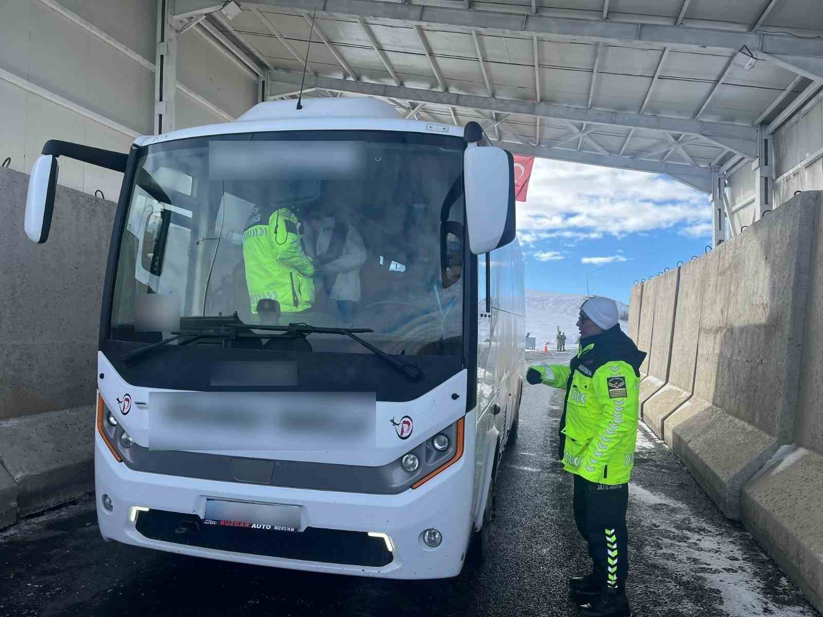 Ağrı’da trafik kontrolleri: 51 kişiye ceza, 16 araç men edildi