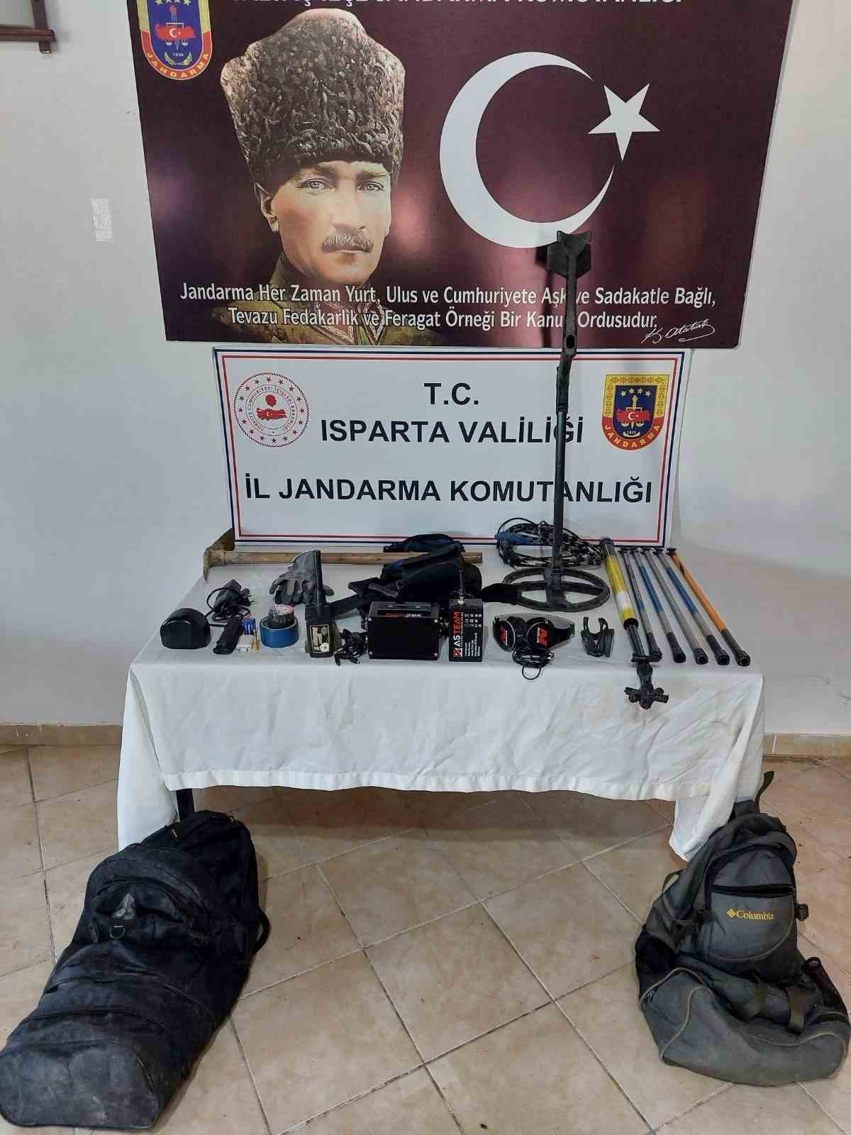 Isparta&rsquo;da jandarmadan tarihi eser ka&ccedil;ak&ccedil;ılığı operasyonu
