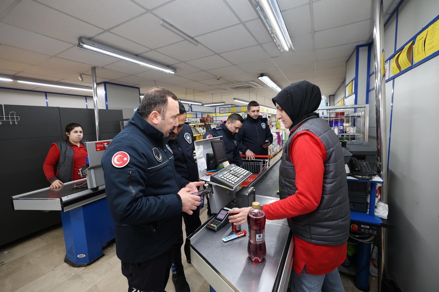 Şehzadeler Belediyesi zabıtası marketleri mercek altına aldı
