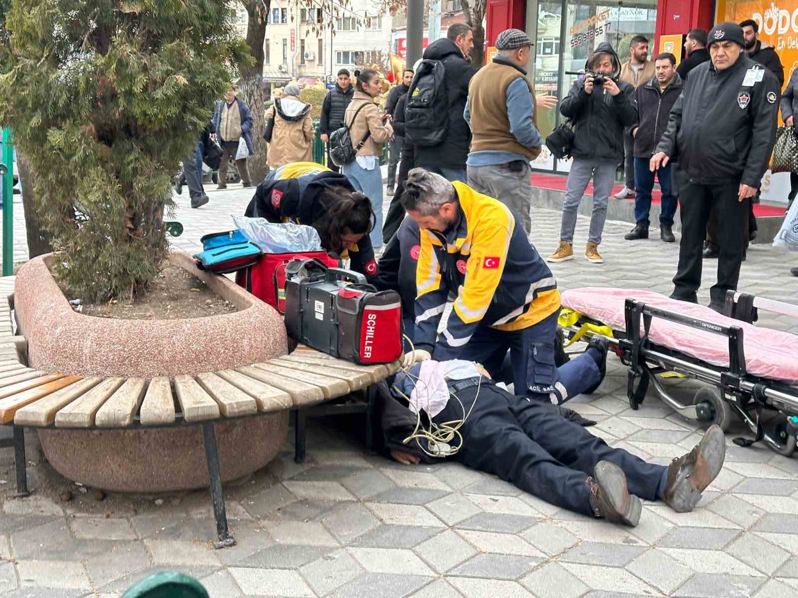 Yere yığılan yaşlı adama oradan geçen doktor müdahale etti, kalp masajı ile hayata döndü