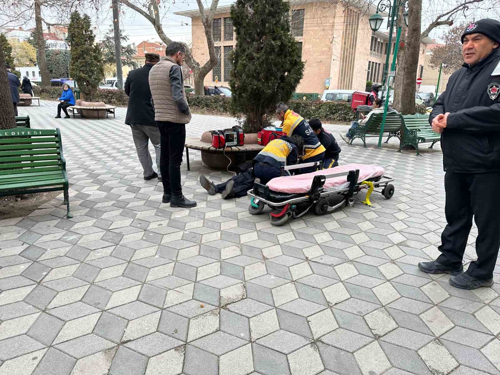 Yere yığılan yaşlı adama oradan ge&ccedil;en doktor m&uuml;dahale etti, kalp masajı ile hayata d&ouml;nd&uuml;
