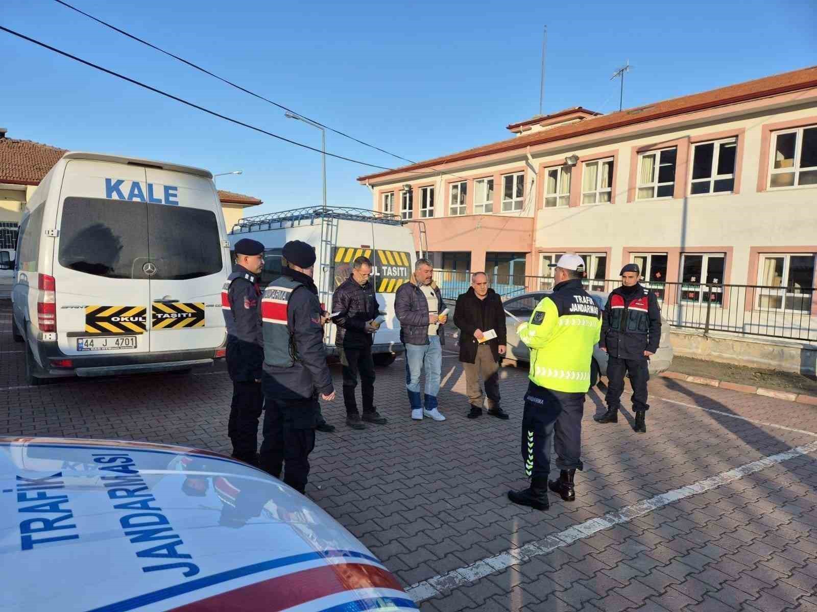 Malatya’da jandarmadan servis araçlarına denetim