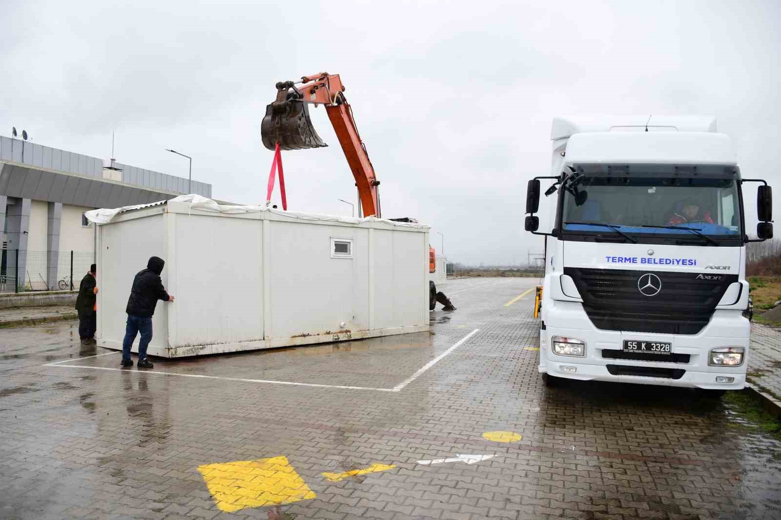 Evi yanan aileye yardım eli