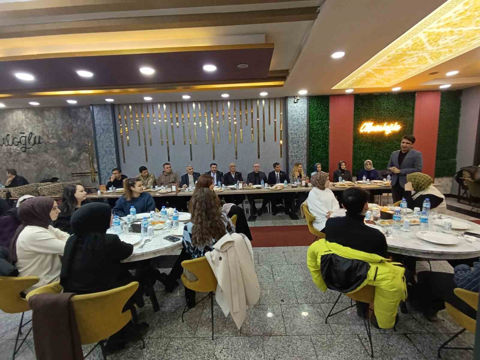 Ağrı&rsquo;da aday &ouml;ğretmenler i&ccedil;in tanışma ve kaynaşma yemeği d&uuml;zenlendi
