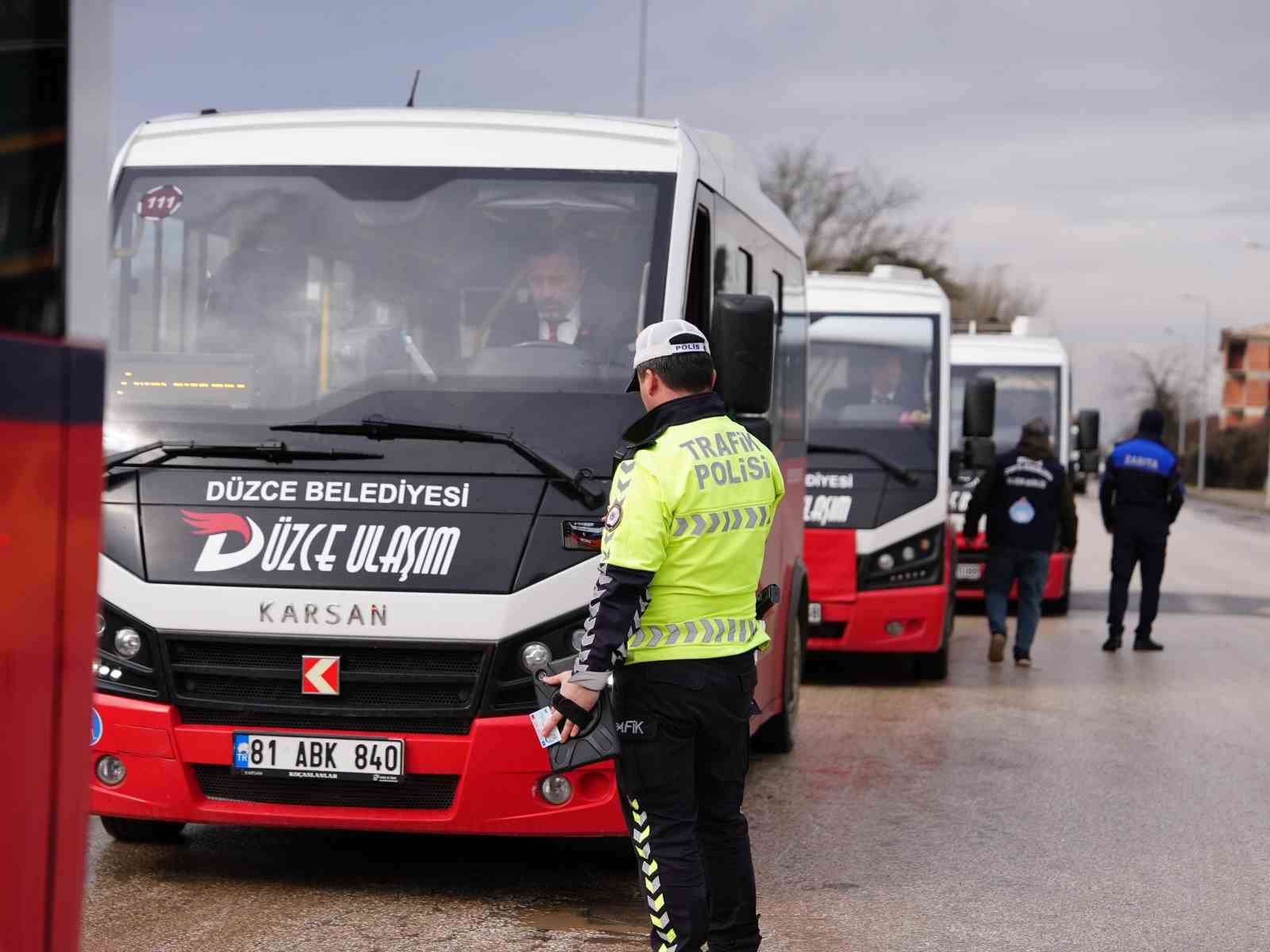 D&uuml;zce&rsquo;de halk otob&uuml;slerine kış lastiği denetimi

