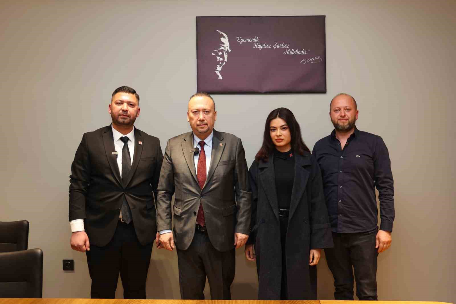 Başkan Yalım se&ccedil;imde rakibi olan başkan adayına CHP rozetini bizzat kendisi taktı
