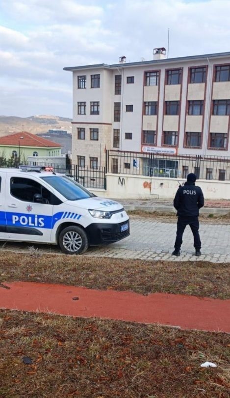 Yozgat’ta polis ekipleri okul ve çevrelerinde denetim yaptı
