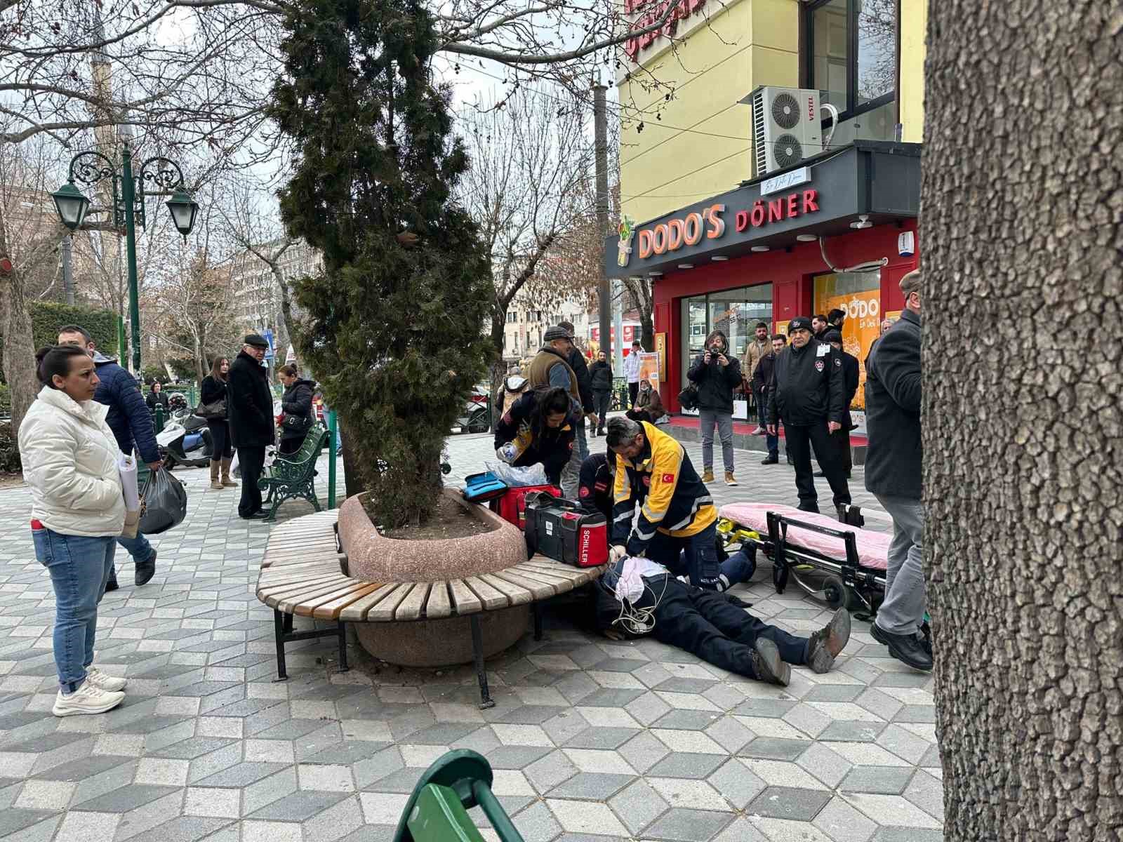 Sokakta fenalaşan ve kalp masajı ile hayata d&ouml;nd&uuml;r&uuml;len şahıs, hayatını kaybetti
