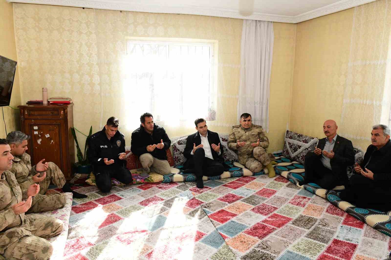 Çığ şehitleri mezarları başında anıldı