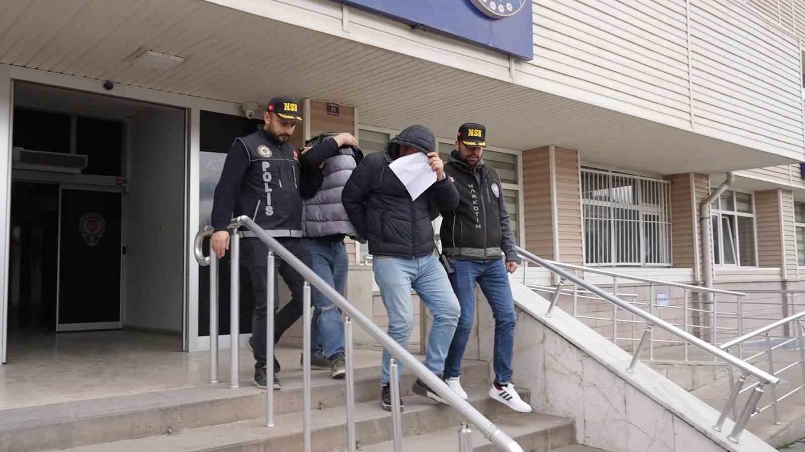 Şüpheli araçta binlerce uyuşturucu hap ele geçirildi: 2 tutuklama