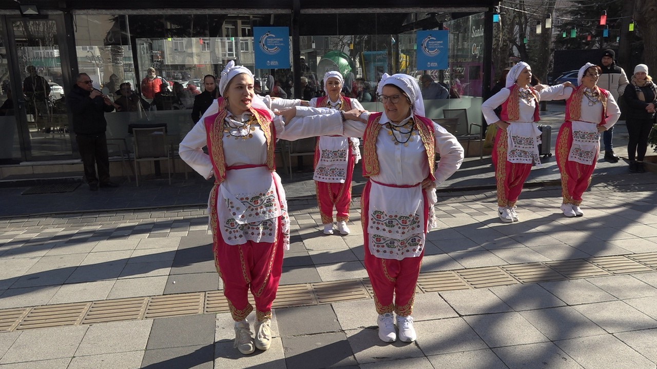 Kırklareli&rsquo;nde marteni&ccedil;ka bileklikle kansere dikkat &ccedil;ektiler
