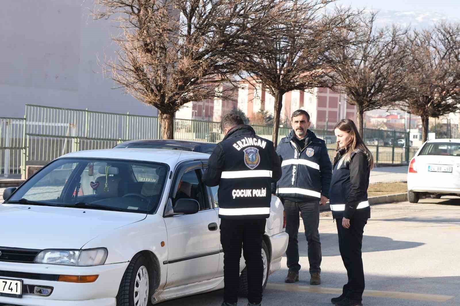 16 ekip 52 personelle Erzincan Emniyeti çocuk ve gençler için sahada