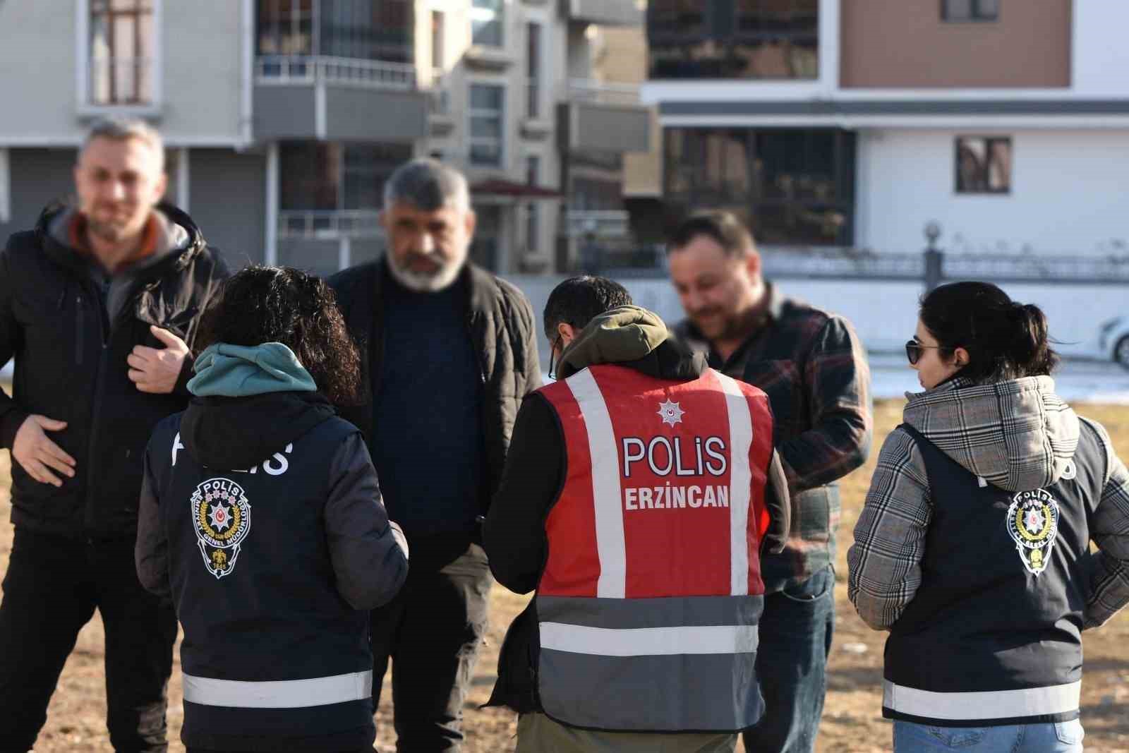 16 ekip 52 personelle Erzincan Emniyeti &ccedil;ocuk ve gen&ccedil;ler i&ccedil;in sahada
