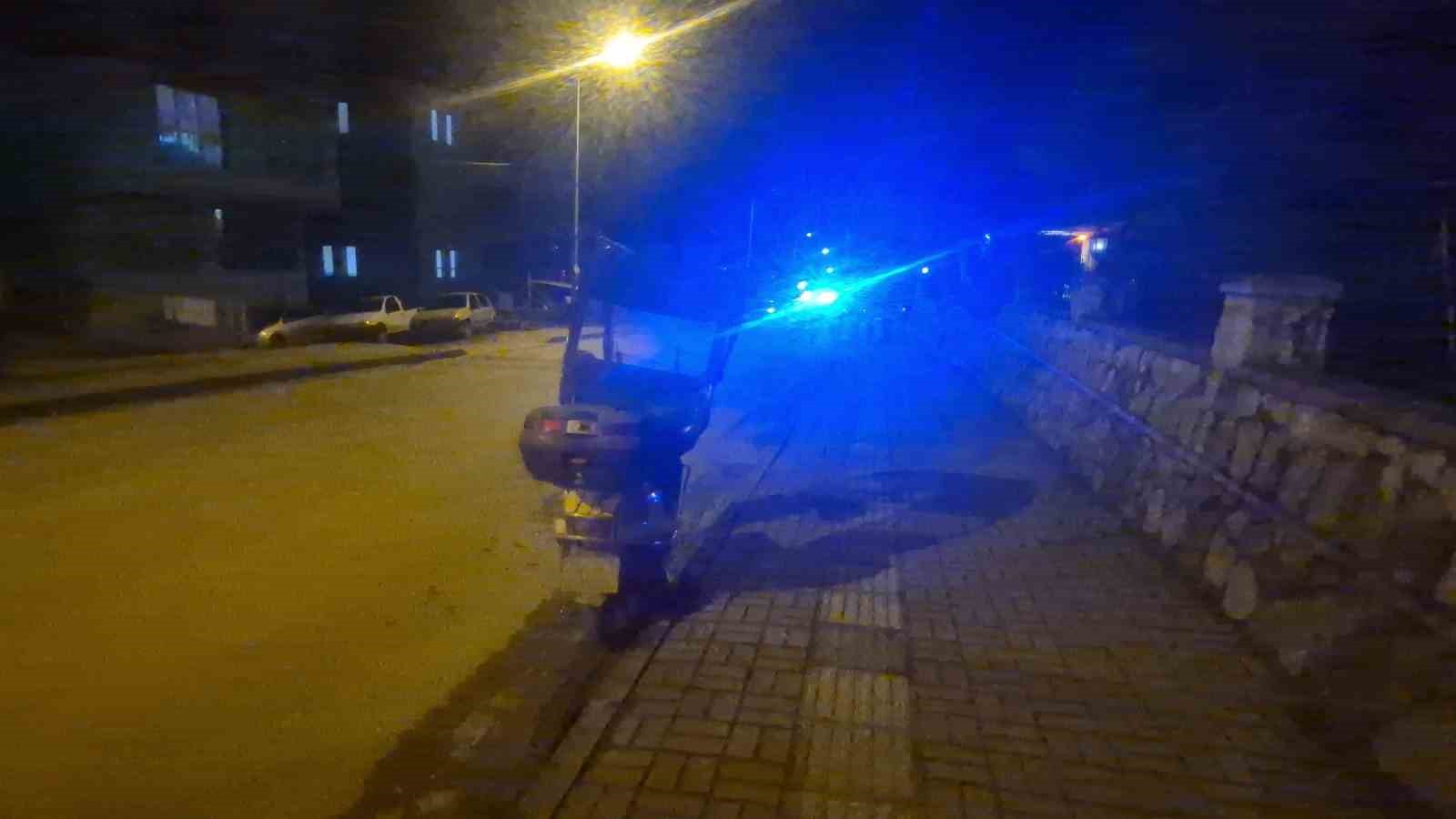 Motosiklet yolun ortasında y&uuml;r&uuml;yen kişiye &ccedil;arptı
