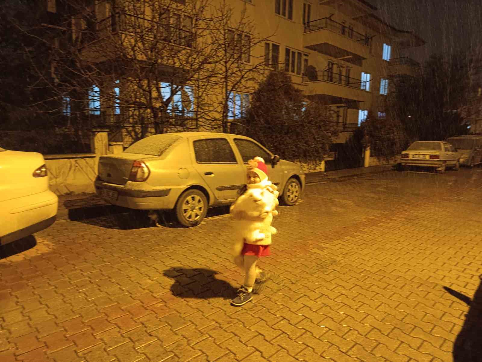 Afyonkarahisar’da beklenen kar yağışı başladı