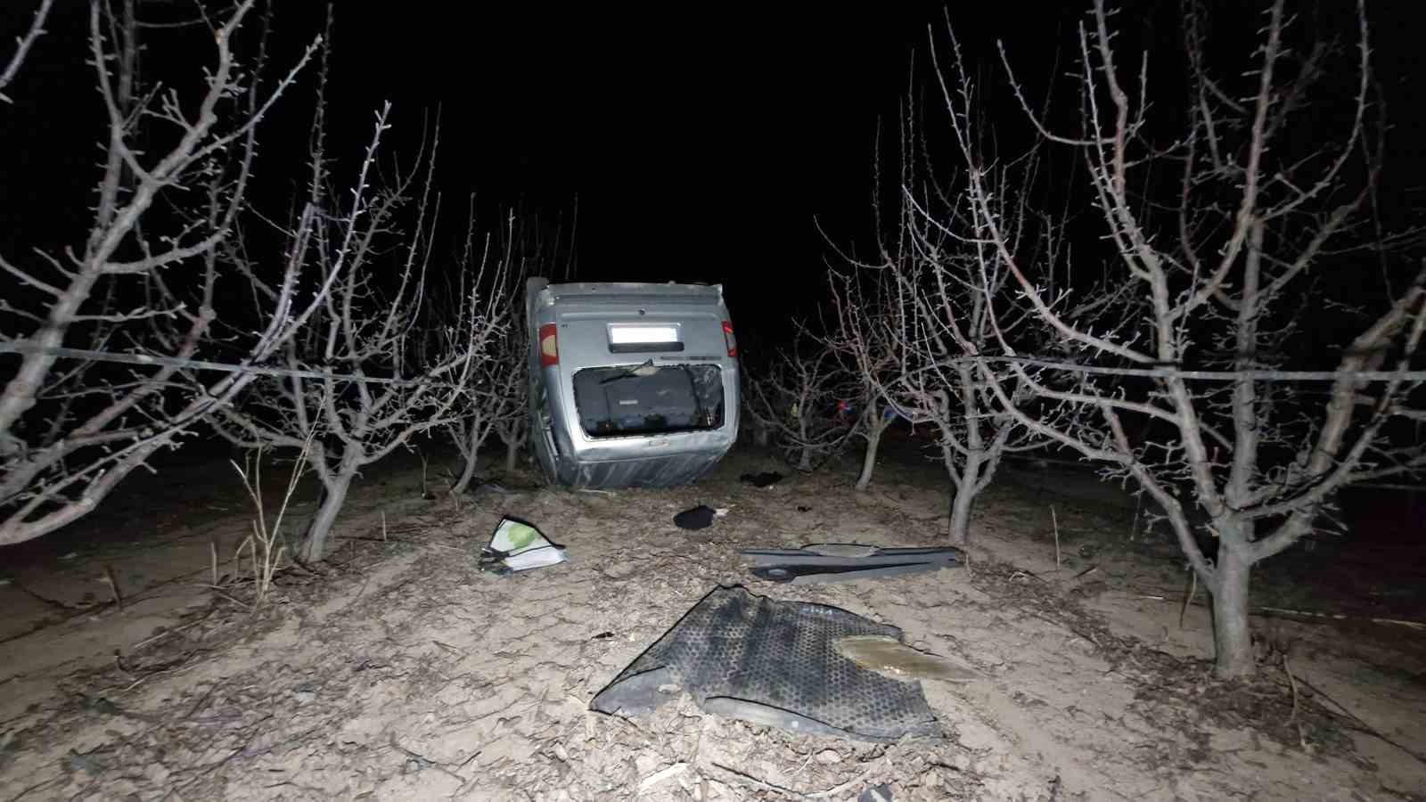 Karaman’da elma bahçesine takla atan aracın sürücüsü yaralandı
