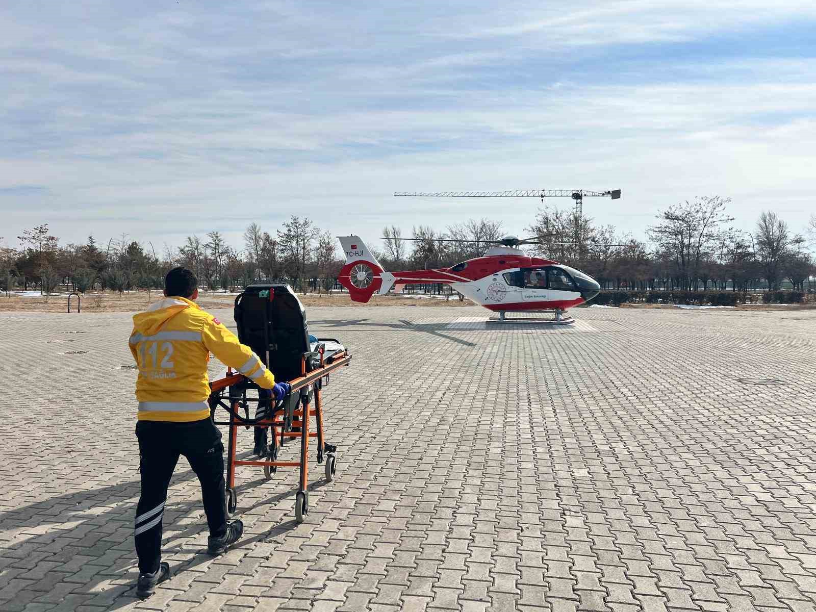 Hamile kadın ambulans helikopter ile Van’a getirildi
